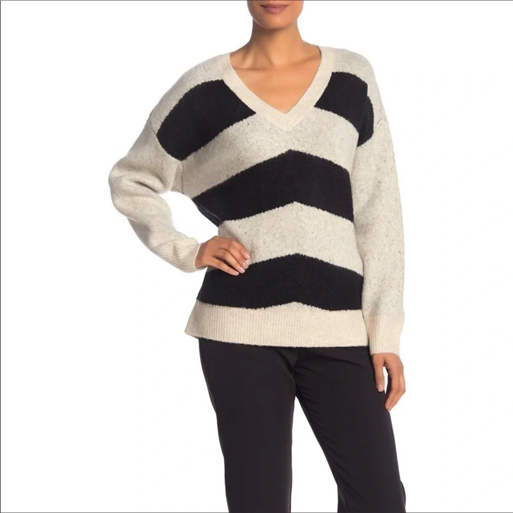 Vince Camuto Brûlée Chevron Striped V-Neck Sweater
Women’s Size Medium NWT